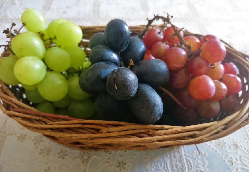 Fresh-fruits-in-a-basket-are-the-best-option-for-snacks-while-working-remotely-at-home
